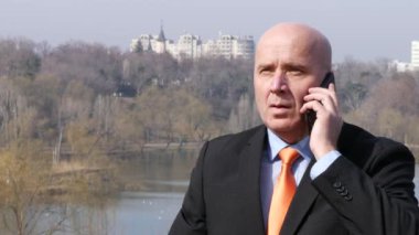 Gülümseyen Yöneticisi bir iş telefon mali kazanmak hakkında konuşmaya razı