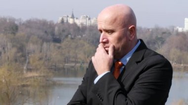 Üzgün işadamı umutsuz mimik seyir hayal kırıklığına kişi ateş sorunlu