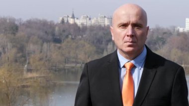 Tv kamera için kendine güvenen arıyorsunuz bir şirket imajını ciddi iş adamı