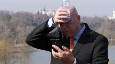 Kızgın işadamı hayal kırıklığına içecek su ve okuma hücre kötü haber el hareketi