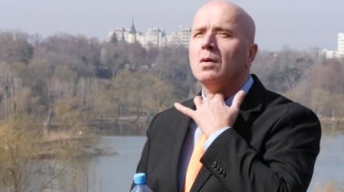 Dış Office serinletici içecek soğuk tatlı su terleme işadamı gün sıcak