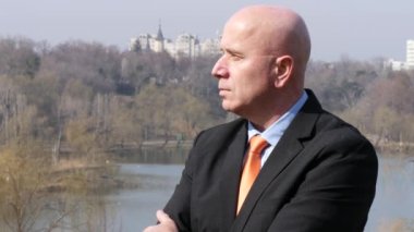 Ayık işadamı profil kalış görüntüleyebilir ve bir iş toplantısı bekleyin