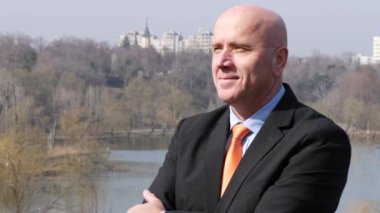 Mutlu işadamı profil görünümü gülümseyen kal ve bekle bir toplantı memnun