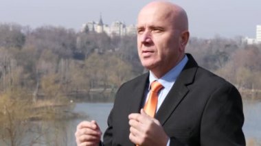 Konuşma ve el hareketi açıklayan mali konular konuşan işadamı