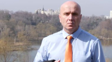 Kendine güvenen işadamı sunu konaklama Tv muhabiri önünde ciddi