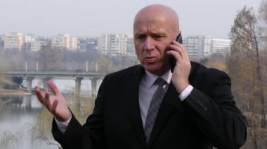 Cep telefonunuza konuşurken sinirli ve gergin işadamı ve mimik hayal kırıklığına