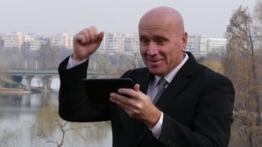 Mutlu el hareketi hevesli işadamı Tablet ekran finans haberleri okuyun