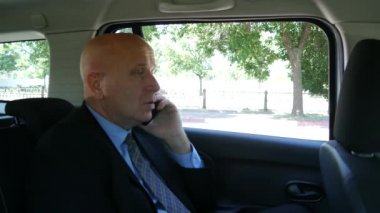 Taksi taksi konuşma iş tahriş bağırıyor cep telefonu için kızgın işadamı