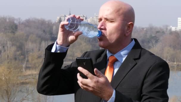 Satisfecho Empresario Sonriendo Agua Potable Feliz Leer Buenas Noticias Móvil — Vídeo de stock