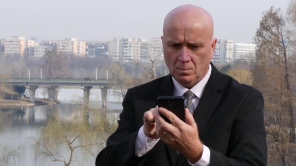 Gelukkig Zakenman Texting Berichten Gebruik Mobiele Telefoon Verbinding Werken Buiten — Stockvideo
