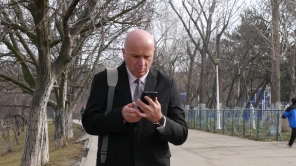 Empresario Walking Check Mobile Phone Email Box Reading Mensajes Decepcionados — Vídeos de Stock