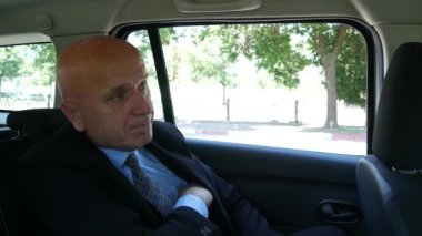 Kendine güvenen işadamının gelmesi hedef ödeme sürücü ve yaşam taksi