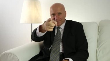 İşadamı başparmak gülümseme ve şahsınızda gösteren parmak ile işaret yukarıya