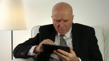 İş adamı iş üstünde onun Tablet hayal kırıklığına seyir iletileri gönderip alabilirsiniz