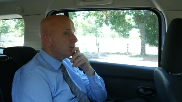 Бізнесмен Подорожуючи Таксі Залишаючись Задньому Сидінні Думаючи — стокове відео