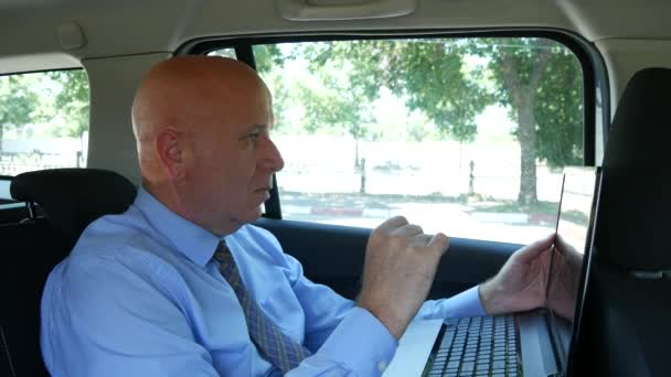 Geschäftsmann Macht Buchhalter Berechnungen Mit Laptop Der Rückseite Des Taxis — Stockvideo