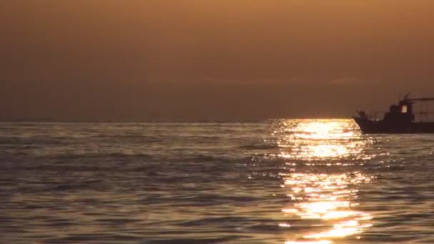 Real Time Vissersboot Bij Zonsondergang Met Visser Met Zijn Visnet — Stockvideo