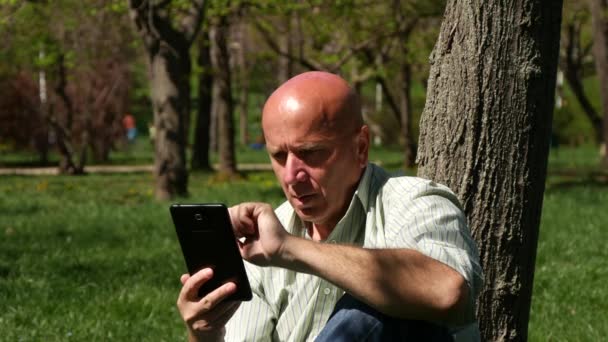 Uvolněné Ubytovaný Parku Použití Dotykový Tablet Fotografování Focení — Stock video