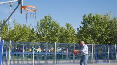 Ağır çekim ateş çalışan çalışan bir basketbol oynarken ile duraklatma