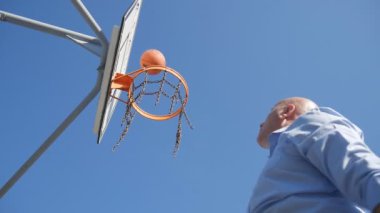Ağır çekim basketbol halka çekim bir işadamı ile görünümü Kapat