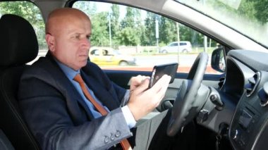 İleti gönderme ve alma için araba kullanmak cep telefonunu işadamı