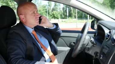 Cep telefonu arabasında konuştuğu işadamı sürücü