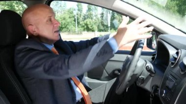 Trafik sıkışıklığı hakkında gergin bağırıyor Office arabada Görev Yöneticisi