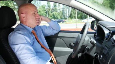 İşadamı hissediyorum sürücüsünde uykuda rüya koltuk ve aniden uyan