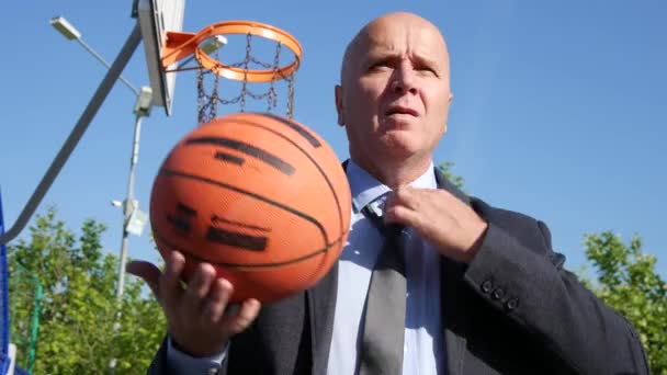 Werknemer Kantoor Dragen Pak Spelen Basketbal Pauze Werken — Stockvideo