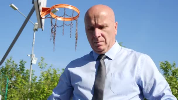 Näringsidkare Som Spelar Basket Arbetar Paus Har Sportaktivitet — Stockvideo