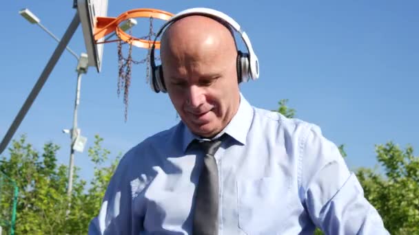 Empresario Con Auriculares Escuchar Música Jugar Baloncesto — Vídeos de Stock