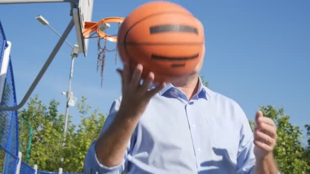 Slow Motion Med Affärsman Spela Basket — Stockvideo