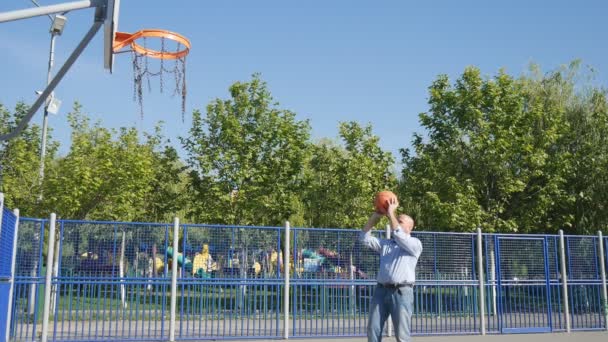 Αργή Κίνηση Επιχειρηματίας Γυρίσματα Στόχος Δαχτυλίδι Μπάσκετ — Αρχείο Βίντεο