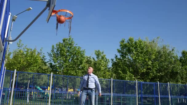 Mitarbeiter Der Firma Haben Spaß Basketballring — Stockvideo