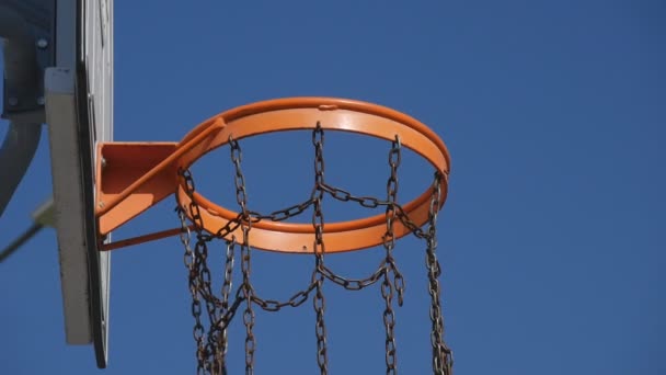 バスケット ボールのフープに落ちる撮影スローモーション — ストック動画