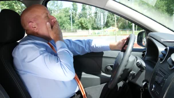 Ένας Άνθρωπος Κουρασμένος Στο Πρόγραμμα Οδήγησης Καρέκλα Χασμουρητό Και Αισθάνονται — Αρχείο Βίντεο