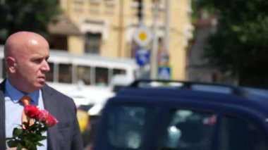 Elinde çiçek bir demet tutmak tarih Going işadamı ile sokak görünümü