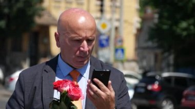 Hayal kırıklığına uğramış kişi telefon saat bekle buluşma noktasına arıyorum elinde güllü
