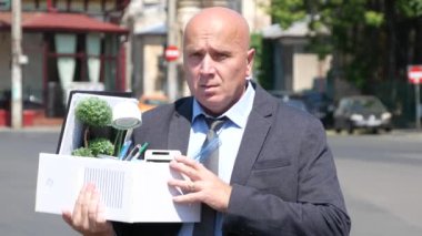Sokakta kişisel şeyler ile onun işten görevden işadamı ateş