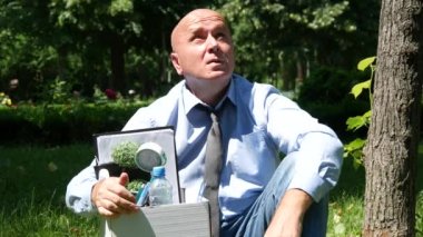 Depresif adam onun iş kalmak hayal kırıklığına--dan ateş ve taze su içmek