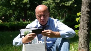 İşsiz adam sadece cep telefonunuza hayal kırıklığına seyir aşağı onun iş Sit ateş