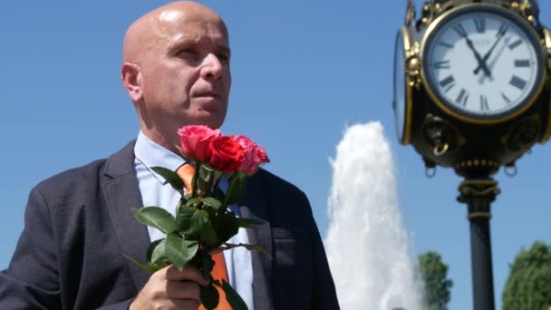 Απογοητευμένος Άνθρωπος Μπουκέτο Λουλούδια Περιμένουν Ημερομηνία Ελέγχοντας Ρολόι Του Χεριού — Αρχείο Βίντεο