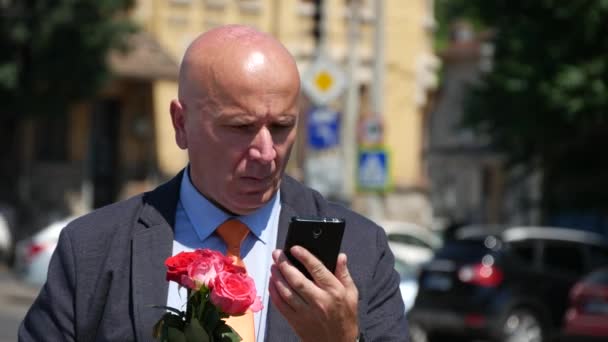 Personne Désillusionnée Avec Des Roses Main Regardant Horloge Mobile Rendez — Video