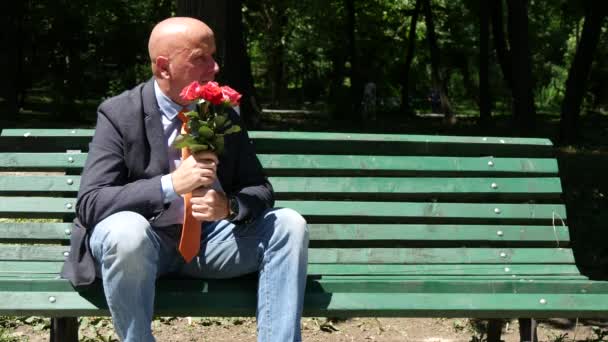 Hombre Del Amor Con Racimo Rosas Que Lleno Esperanza Para — Vídeos de Stock