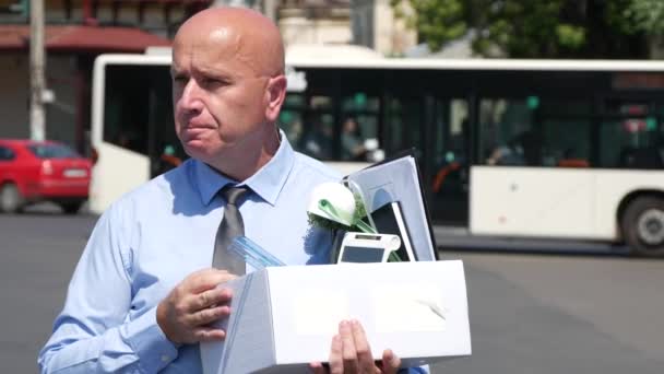 Ontslagen Zakenman Ongelukkig Onrustige Zoek Hopeloos Rond Straat — Stockvideo