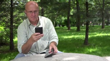 Kişi dinlemek müzik kulaklık kullanarak rahat cep telefonu ve Tablet