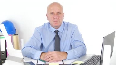 Teknik kişi kamera ciddi mühendis tanıtımı için arıyorsunuz