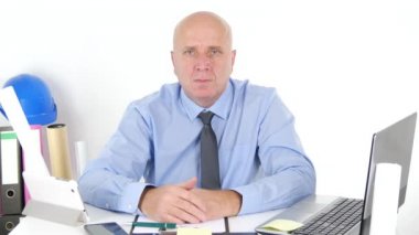 Office odasında teknik işadamı yapmak el hareketi onaylamayan iz yok