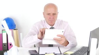 İşadamı Internet metin bir mesaj bir dokunmatik Tablet kullanarak Office odasında