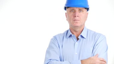 Ciddi mühendis kask giyiyor yapmak hoş geldiniz ya da güle güle el işareti